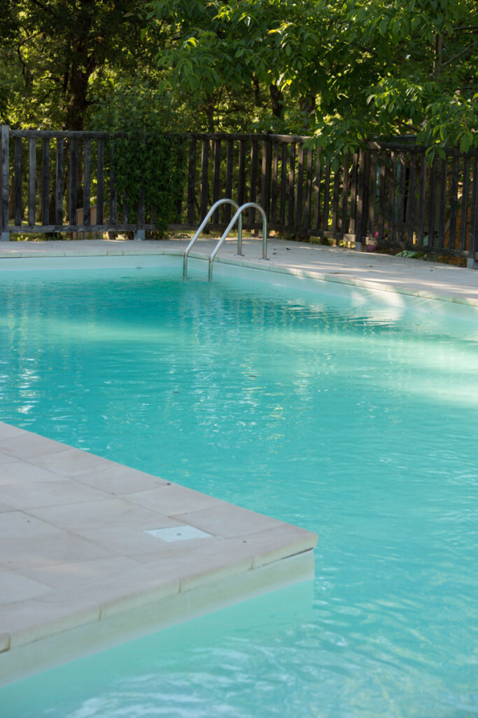 La piscine du Bois de Faral, oasis de détente encerclée de verdure, invite à la baignade dans un cadre naturel préservé