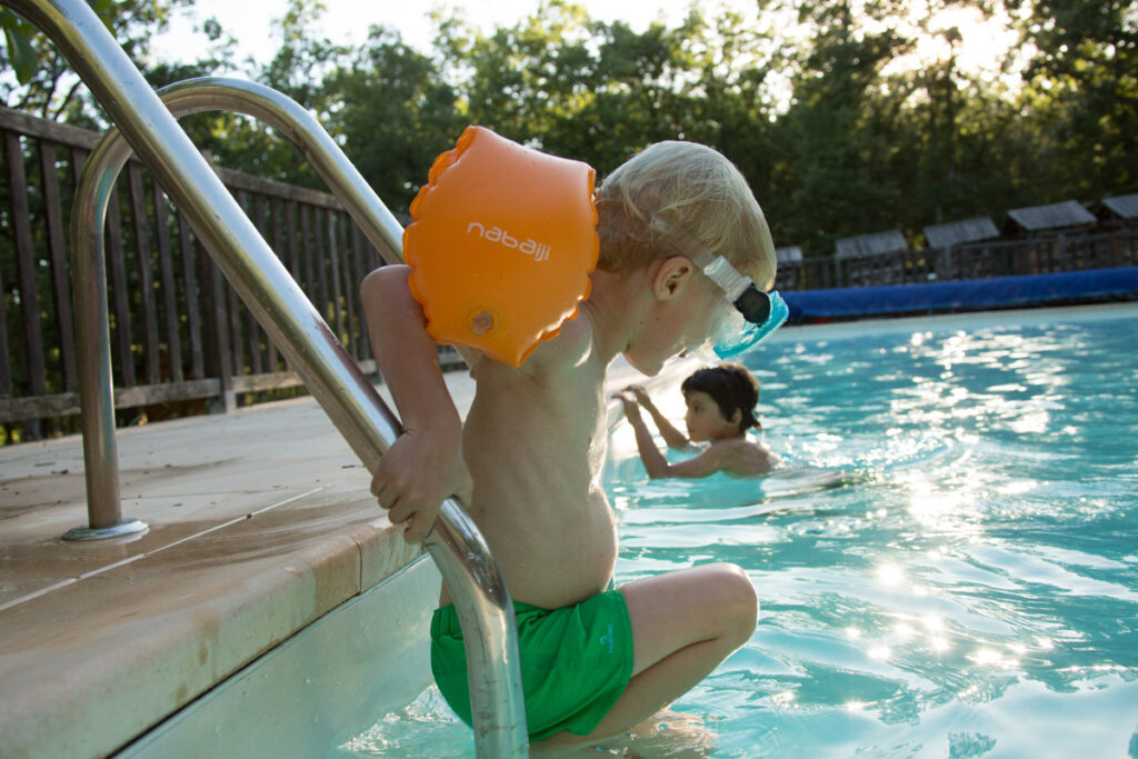 Moment de détente à la piscine du domaine, où enfants et familles profitent des joies de l'eau sous le soleil du Lot