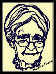 Portrait en noir et blanc d'une femme souriante aux lunettes, symbole de chaleur et d'accueil au cœur du Lot