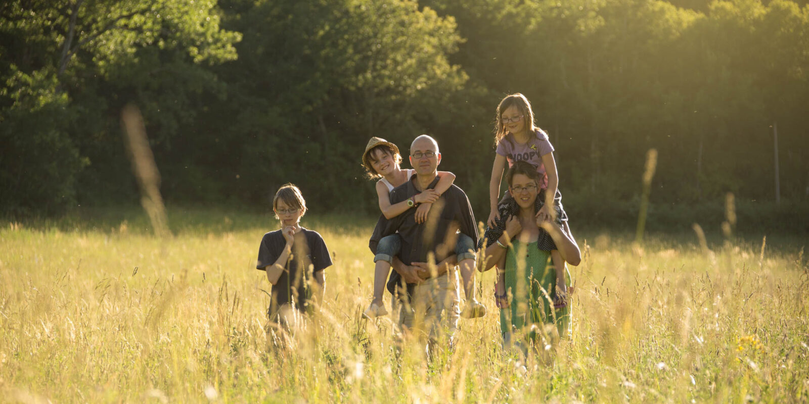 En famille, explorez les prairies verdoyantes du Lot et créez des souvenirs inoubliables au cœur de la nature préservée de Bois de Faral