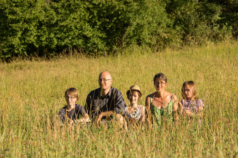 En famille, explorez les prairies verdoyantes du Lot et créez des souvenirs nature inoubliables au cœur de Bois de Faral