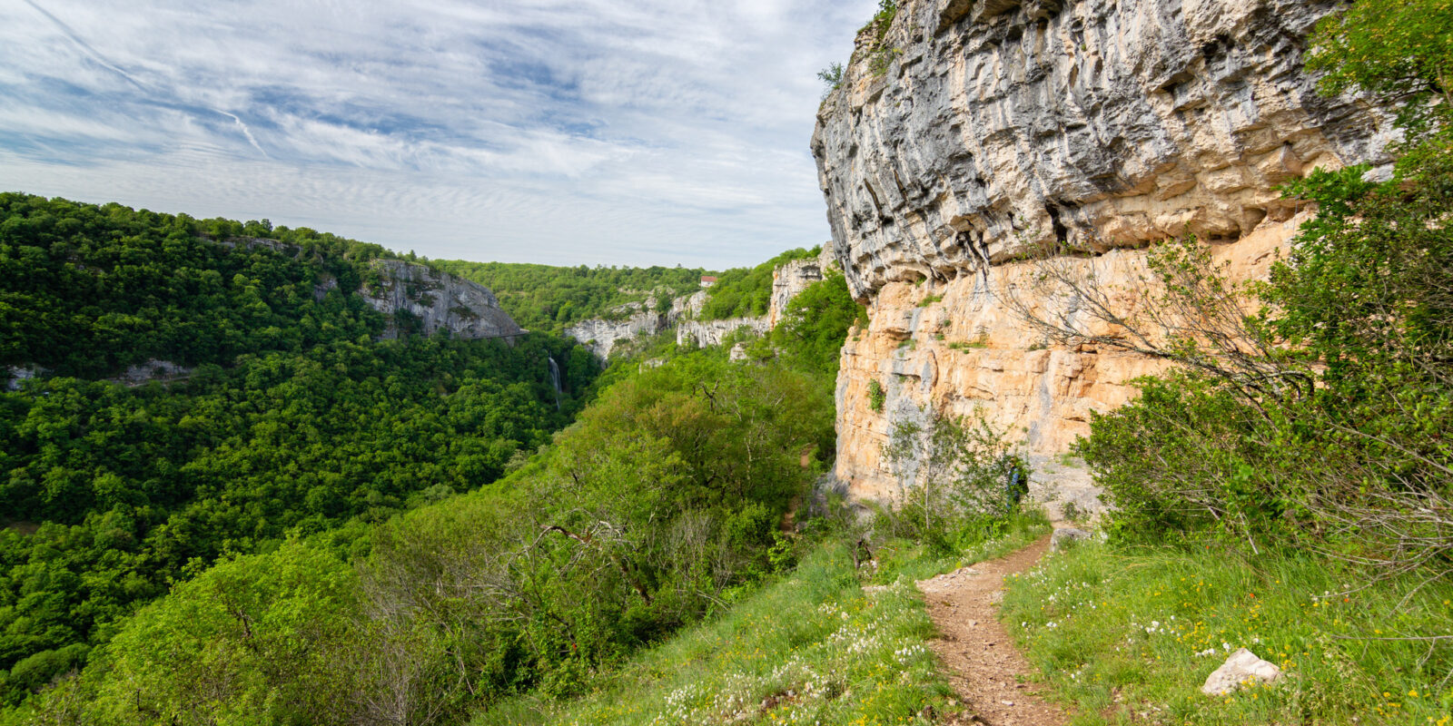 Randonnée au cœur des falaises du Lot, entre nature sauvage et paysages calcaires spectaculaires