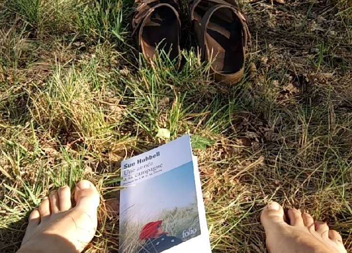 Pieds nus dans l'herbe du Lot, découverte du patrimoine naturel lors d'une randonnée en famille au cœur de nos terres