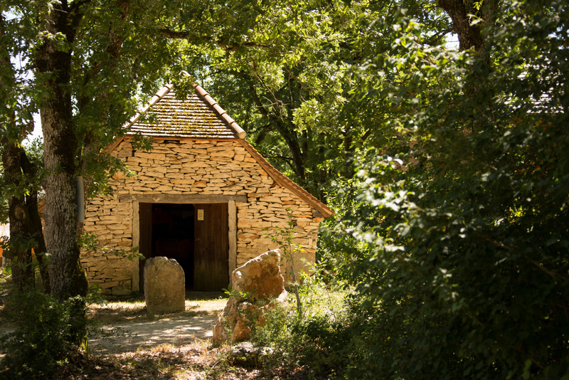 Refuge authentique niché dans la verdure du Lot, où pierre et nature fusionnent en harmonie