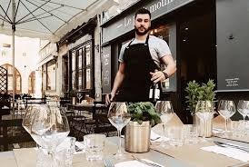 Service attentif et tables élégamment dressées pour une expérience gastronomique raffinée au cœur de votre séjour