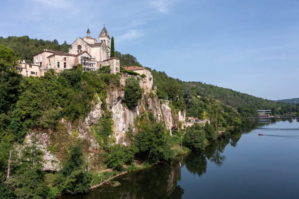 Rocamadour se déploie majestueusement sur son éperon rocheux. À proximité du Bois de Faral, cette merveille du Lot invite à l'exploration entre nature sauvage et patrimoine millénaire