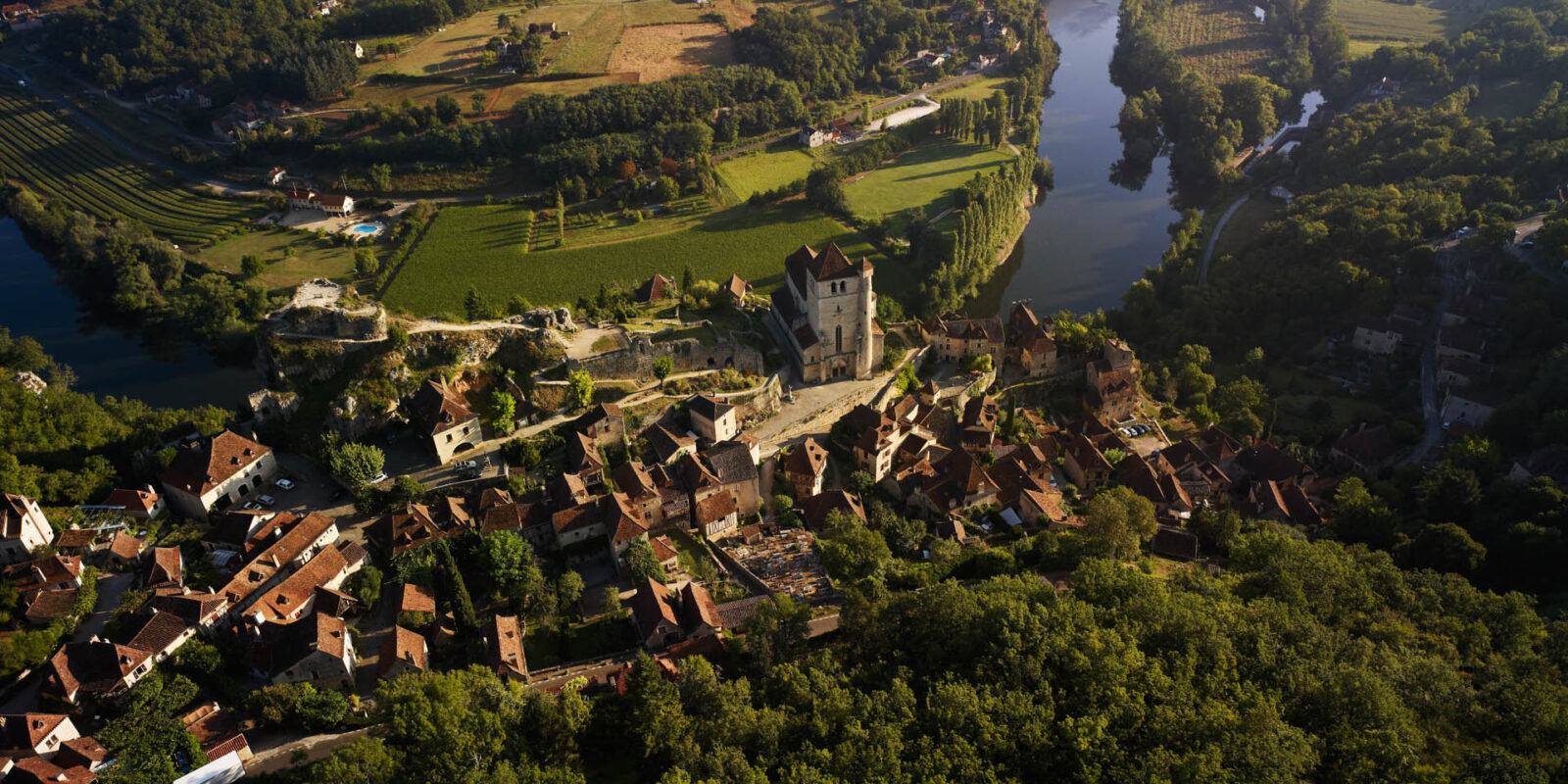 Rocamadour et ses falaises majestueuses surplombent la vallée de la Dordogne, véritable cœur du Quercy aux paysages enchanteurs