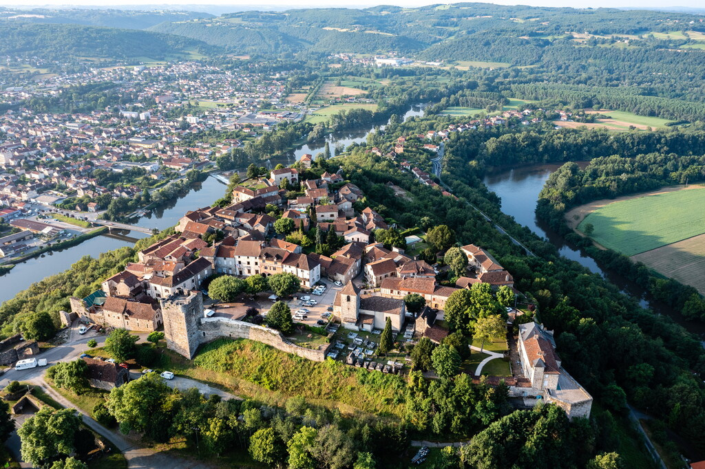 Vue aérienne de Rocamadour, joyau médiéval du Lot surplombant les méandres de l'Alzou, à proximité de Bois de Faral