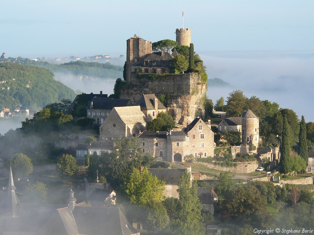 Rocamadour se dresse majestueusement au-dessus de la vallée de l'Alzou, destination emblématique à découvrir depuis Bois de Faral