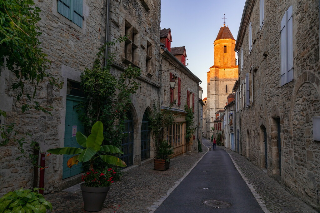 Saint-Cirq-Lapopie : le charme intemporel des ruelles médiévales du Lot, à quelques minutes de Bois de Faral