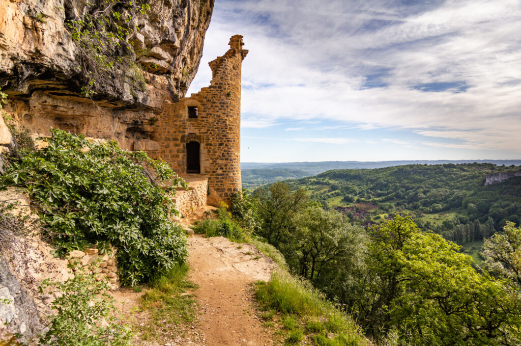 Ruines médiévales surplombant les vallées verdoyantes du Lot, entre histoire et nature sauvage