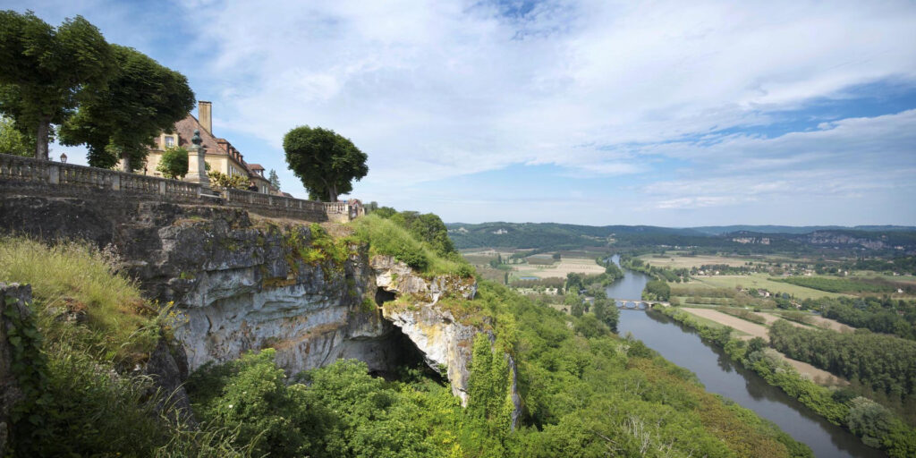 Saint-Cirq-Lapopie, le joyau perché du Lot, offre des panoramas vertigineux sur la vallée de la Lot