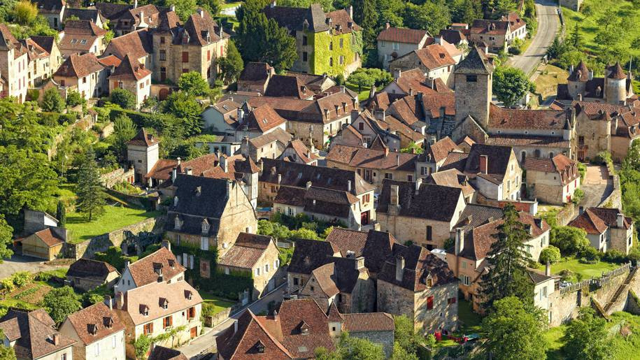 Saint-Cirq-Lapopie, le village médiéval perché où histoire et nature s'entrelacent harmonieusement