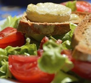 Salade fraîche et sandwich gourmand pour un déjeuner savoureux au cœur de la nature