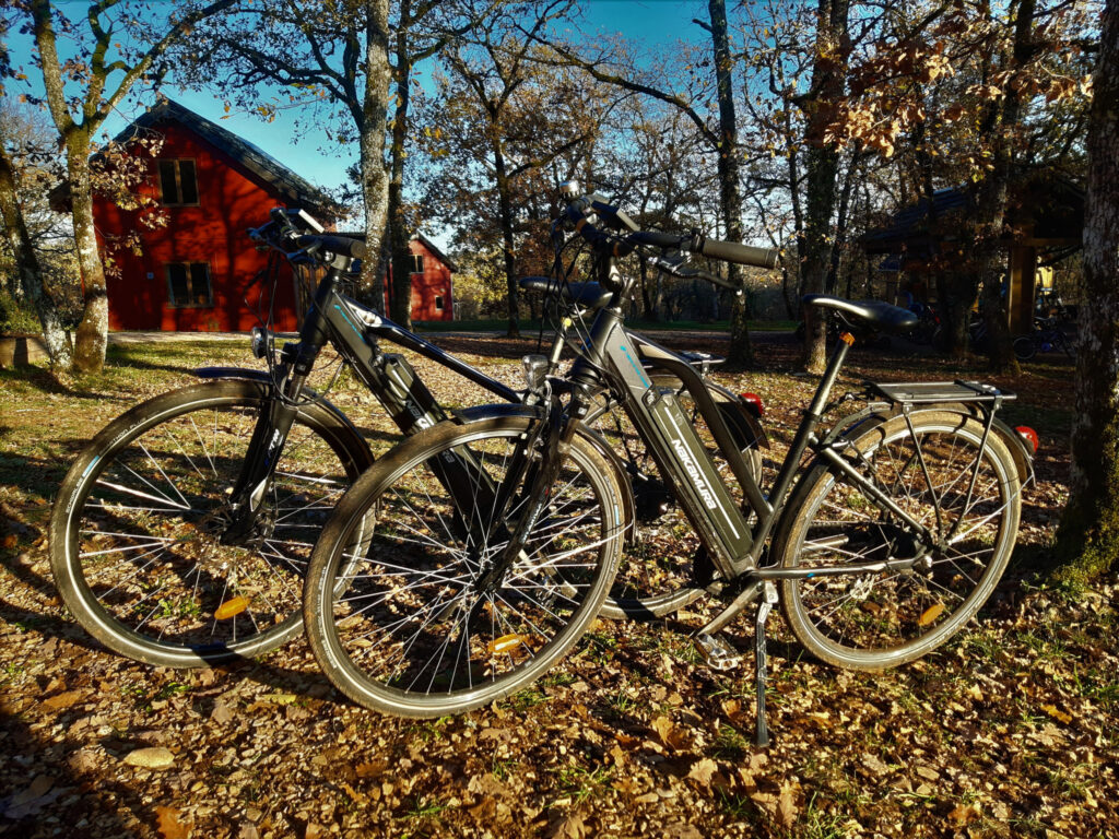 Explorez les sentiers du Lot à vélo depuis nos chalets en bois nichés au cœur de la nature