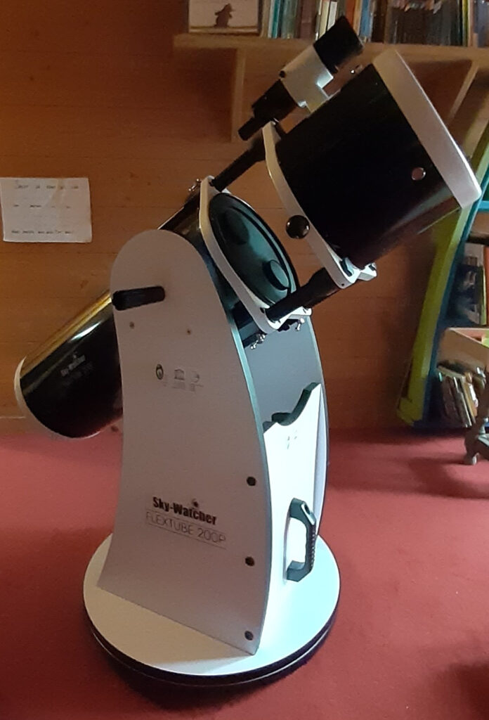 Observez les étoiles depuis vos chalets : télescope à disposition pour contempler la magie du ciel nocturne du Lot