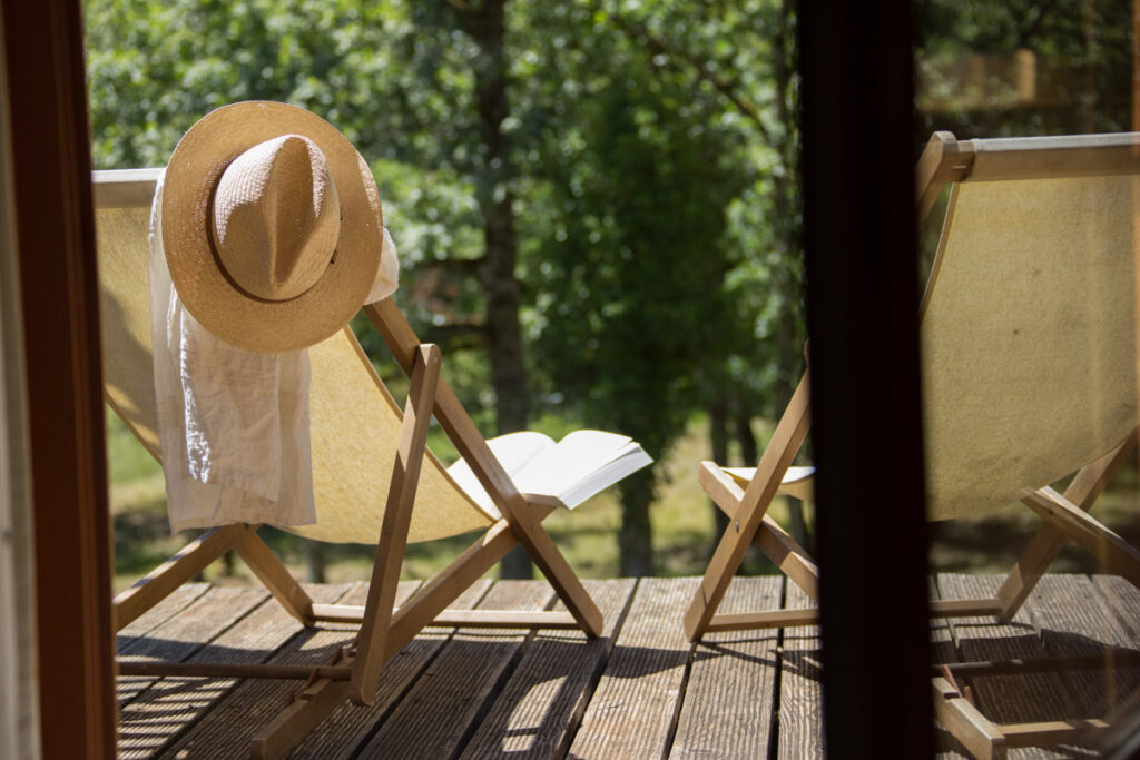 Moment de détente en terrasse, enveloppé par la sérénité de la nature lotoise et l'authenticité de nos chaleureuses installations