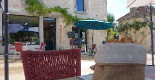 Terrasse ombragée et conviviale, idéale pour savourer les moments de détente entre architecture locale et nature verdoyante