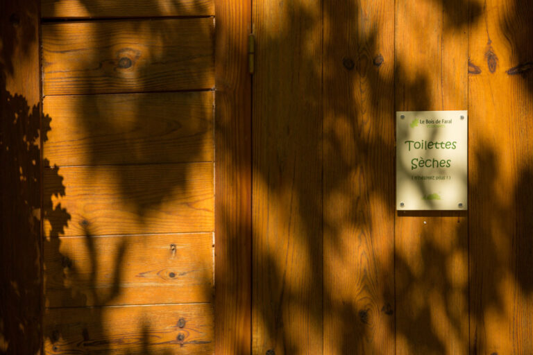 Authenticité écologique : nos installations respectent l'environnement du Lot, comme ces toilettes sèches intégrées à nos chalets de bois