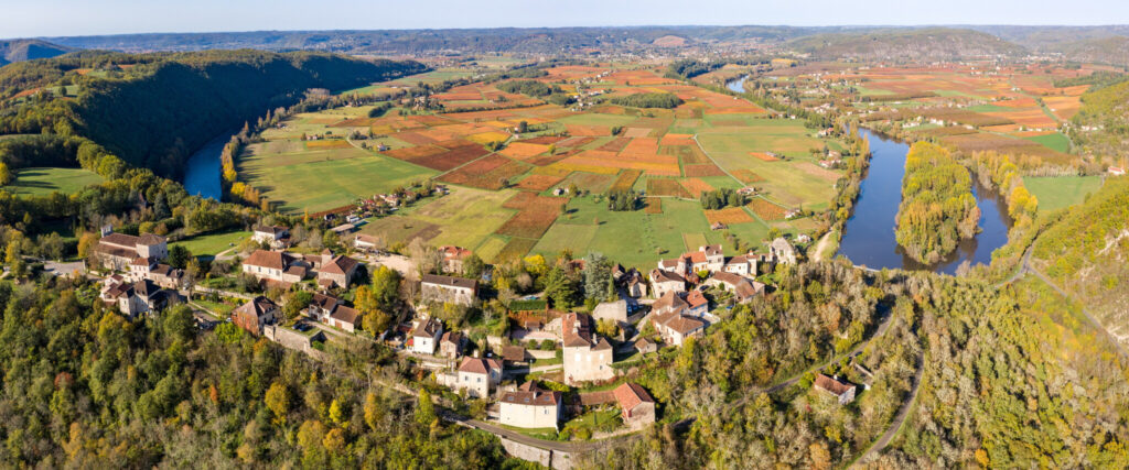 Le Lot en toute splendeur : vallées verdoyantes, méandres de rivière et villages perchés entre terre et ciel