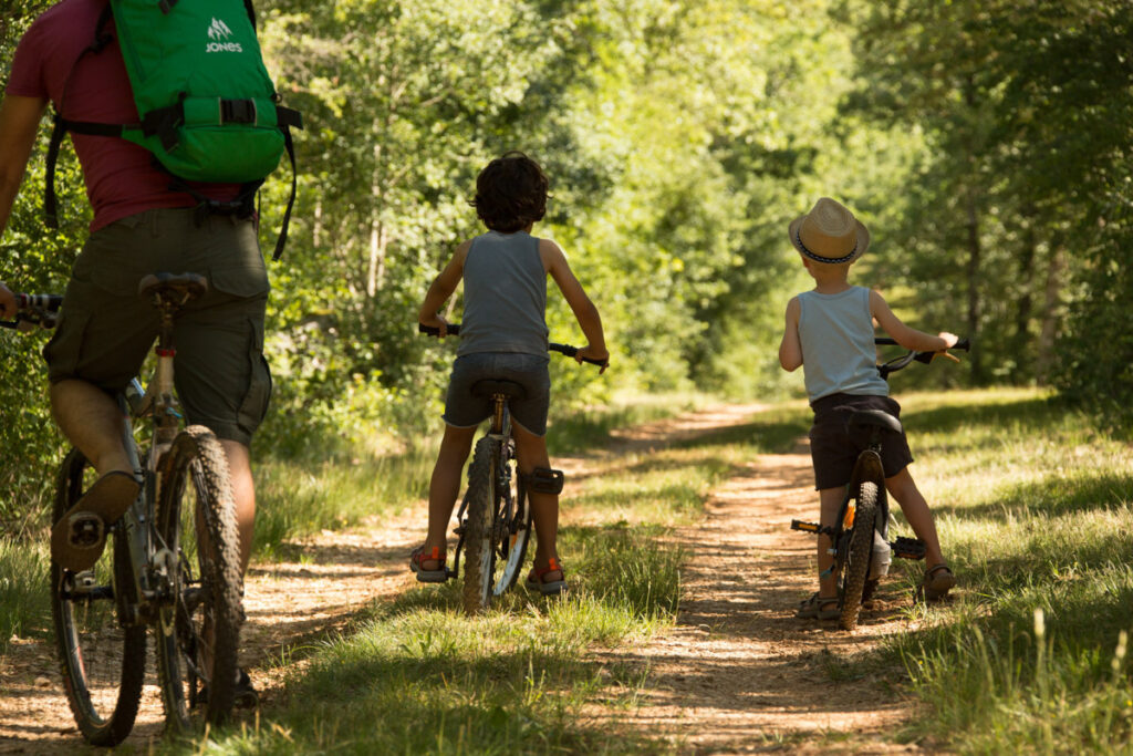Escapade à vélo en famille à travers les sentiers forestiers du Lot, entre nature préservée et aventure