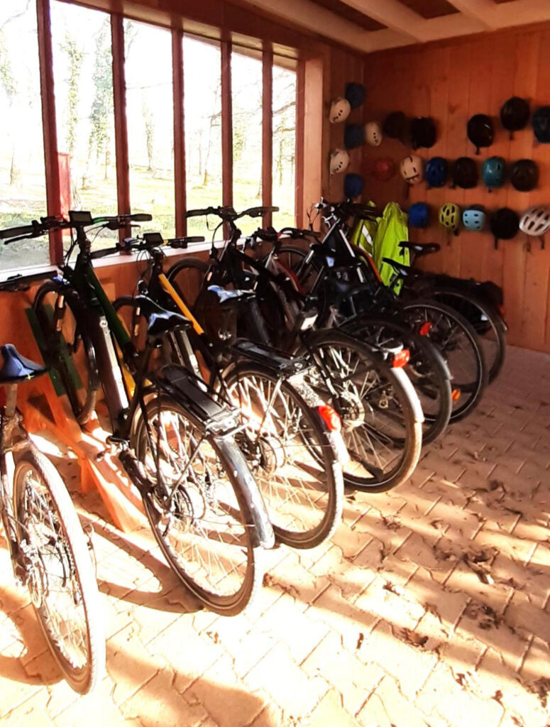 Espace de rangement des vélos, parfaitement équipé pour vos balades en forêt et découvertes du Lot