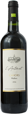 Un verre de Cahors authentique, le vin rouge emblématique du Lot aux arômes profonds et généreux