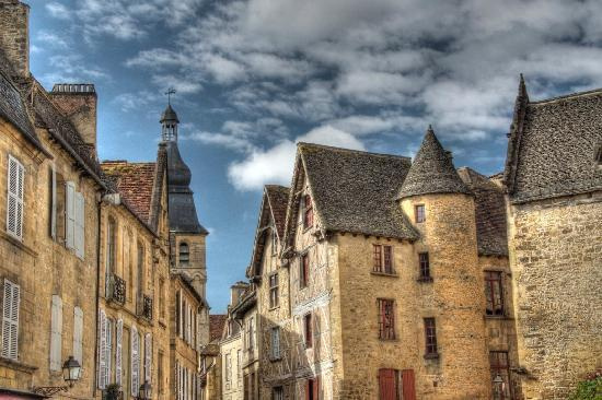 Les villages de pierre dorée du Lot vous séduisent par leur charme médiéval authentique, à quelques pas de Bois de Faral